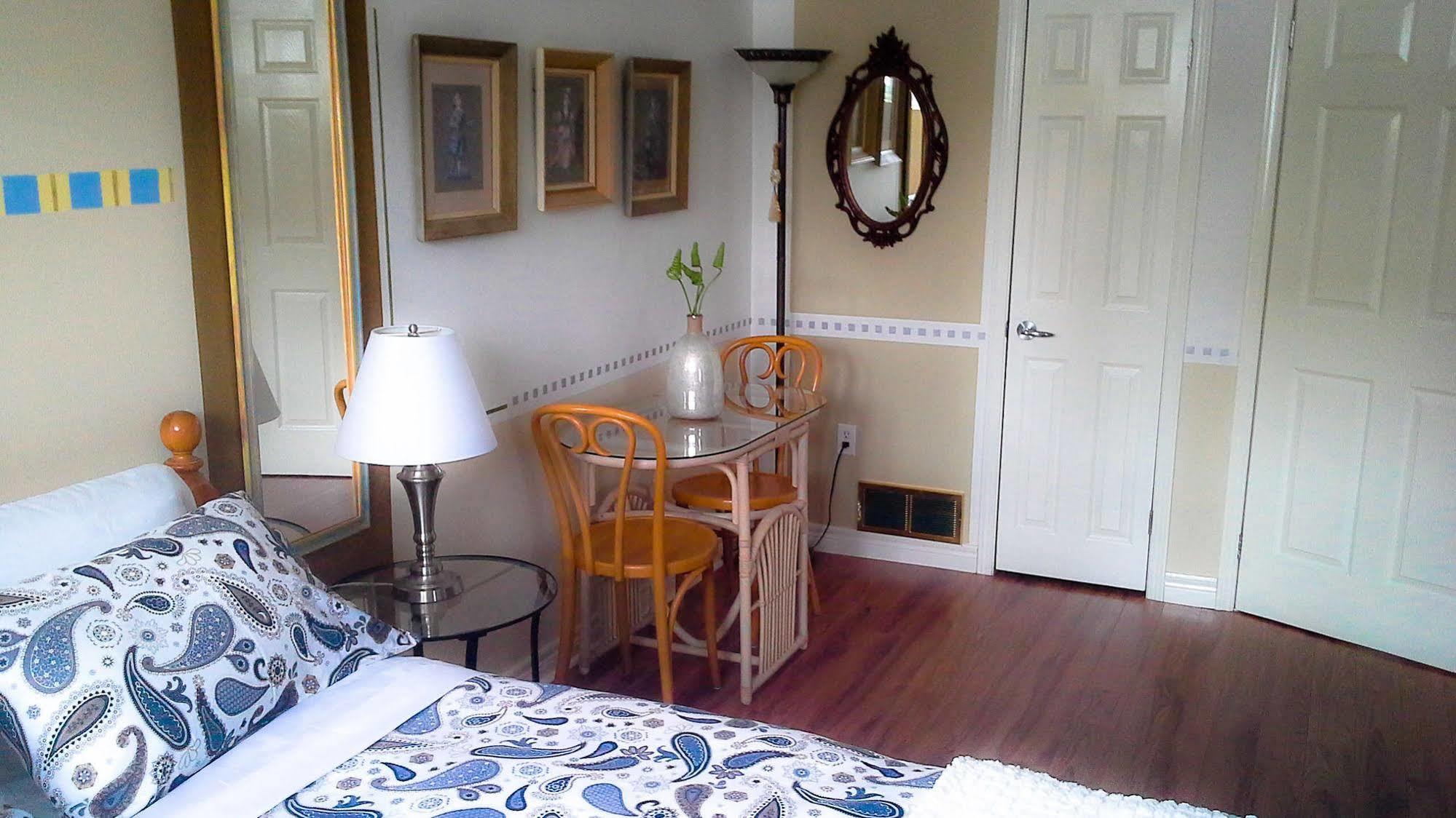 Opus 74 Bed & Breakfast ストラトフォード エクステリア 写真